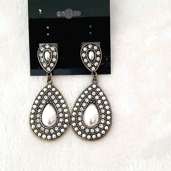 Woman's Fashion Earrings - Picture 2 of 4
